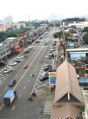 经过整治,洛溪食街交通顺畅,路面洁净。信息时报记者 侯向学 摄