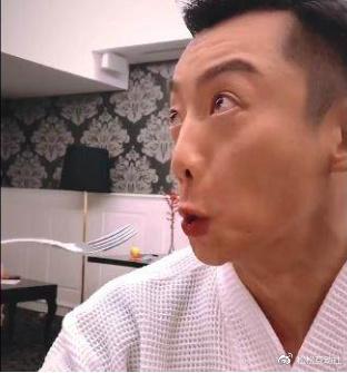 这表情小编是给满分的!“骚气冲天”就只服你。