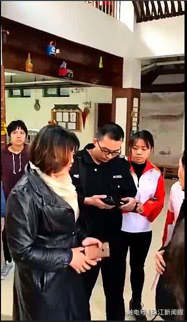 家长们报了警,民警到了现场。