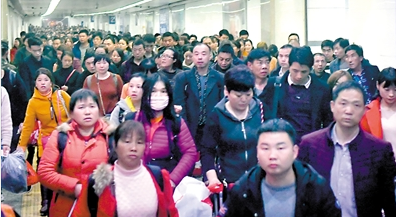 昨日，广州火车站旅客出口通道客流。广报全媒体记者廖雪明 摄