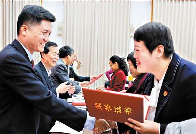 10名广东“最美教师”获颁证书。广报全媒体记者 高鹤涛 摄