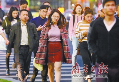 14日傍晚,气温已经有所下降。广州珠江新城街头,行人身着外套步履匆匆。 南方日报记者 王良珏 摄