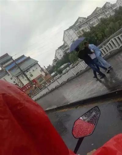 一名到餐馆取餐的外卖小哥,