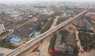 图为莞惠城轨动车穿行在城市之间 资料图（记者 陈栋 摄）