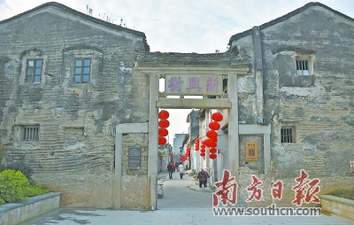 修缮后的新兴街大门,成为人们到樟林参观游玩的“热门地”。