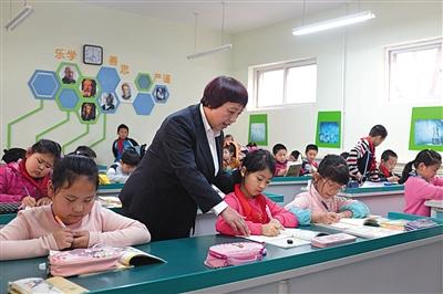 昨天下午放学后,大兴区第八小学的学生被集中在“临时班”内,由老师统一管理。