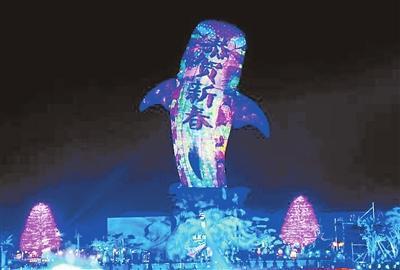 2月12日，横琴长隆海洋世界鲸鲨雕塑上打出了"恭贺新春"字样。