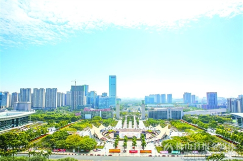德胜文化广场环 境 优美,顺德新城区配套日益成熟。/佛山日报记者邓活生摄