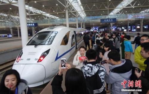 2017年12月6日，西成高铁正式通车，中国西部交通添新“动脉 刘忠俊 摄