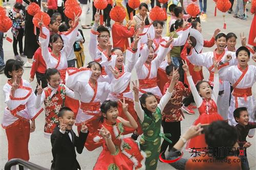 昨日，莞城英文实验学校也在校园里举行了灯谜游园活动 本报记者 杨泽彬 摄