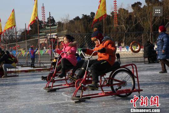 北海冰场正式向游客开放。 田慧丽 摄