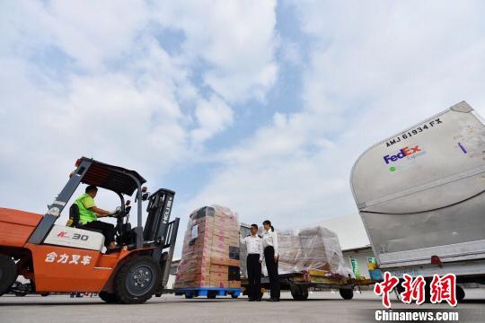 广州白云机场海关关员对跨境电商货物进行抽查。