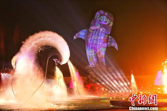 珠海分会场分别取景港珠澳大桥和横琴长隆海洋王国两大地标,图为横琴长隆海洋王国极速飞车车手在表演 小麦 摄