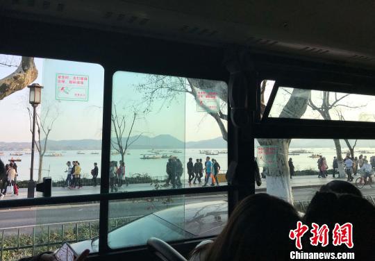 3月，杭州市公交车窗外的西湖景区。　张斌 摄