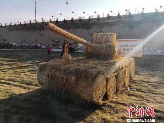 游客在参观“稻草坦克”。 崔琳 摄