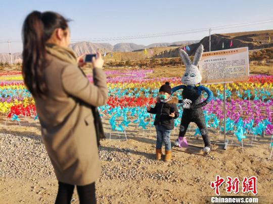 稻草编织成的主题作品最受“亲子活动”欢迎。 崔琳 摄