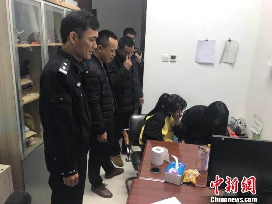 花季少女闺蜜结伴出走 湖广两地铁警接力助寻回　赵雅婷　摄