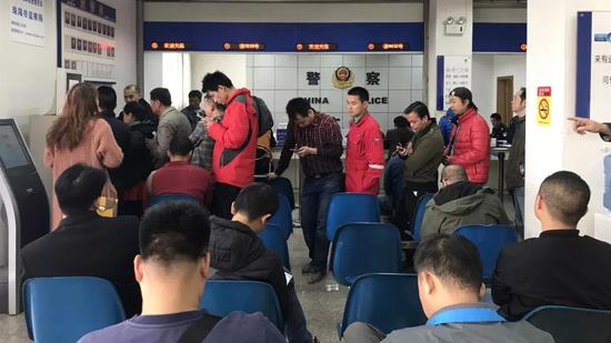 还有的交警大队,一大早车就有大批车子在门口排起长龙……