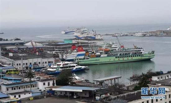 2月20日，船舶驶离海口秀英港前往广东徐闻。新华社记者 赵颖全 摄