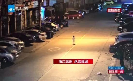 一名90后外卖小哥在送餐途中,