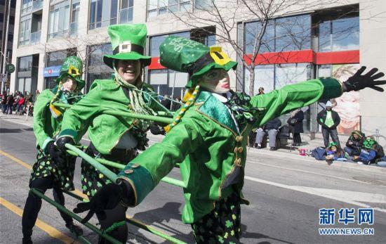 3月11日，在加拿大多伦多，身着绿色服饰的狂欢者参加圣帕特里克节游行。