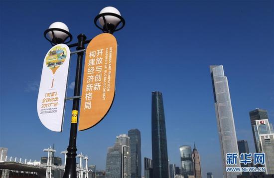 12月4日拍摄的广州街头的《财富》全球论坛宣传牌。新华社记者卢汉欣摄