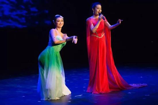 徐晶晶与青年舞蹈家王海田的雅致表演珠联璧合,甜美的歌声、轻盈的身姿,营造了含蓄而动人心弦的美的氛围。