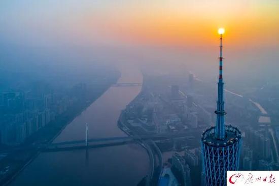 这可与太阳肩并肩了!2018年第一缕阳光照耀广州塔。广州日报全媒体记者 苏俊杰 摄