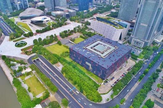 图中呈正方体造型的是广东省博物馆(新馆)。广报全媒体记者杨耀烨 摄