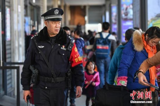 广州推行阳光执法 警察执勤全面配备执法记录