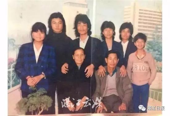 杨家兄妹与父母多年前的合照。受访者提供