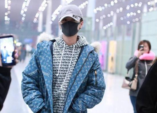 邓超晒《跑男6》录制前第一张合照,关晓彤依偎鹿晗身旁大秀恩爱