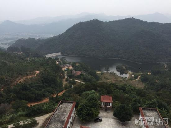 西隐寺全貌鸟瞰图,三进院落依山而建。记者杨安平摄
