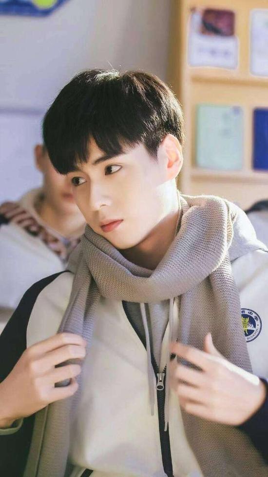 宋威龙机场被认成胡一天 迷妹认错人蜜汁尴尬