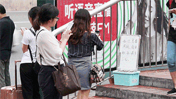 渐渐地,开始有人拿硬币