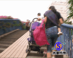 “特搜”观察了一会儿，短短几分钟，像鞠小姐这样提着婴儿车过天桥的妈妈就有五六个。