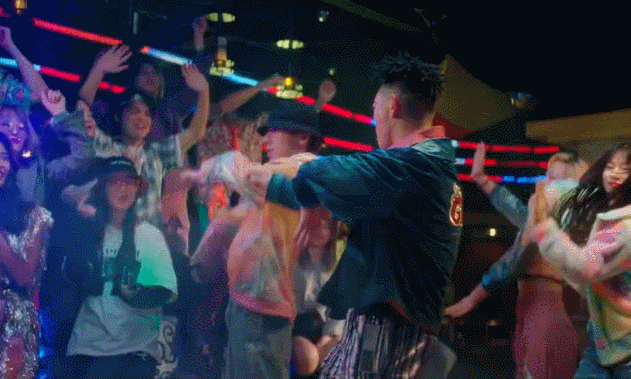 《野狼disco》MV。董宝石微博截图