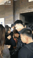 (厕所排着长队)