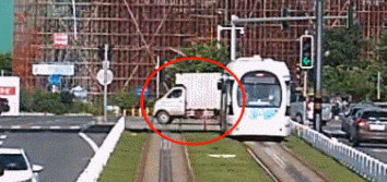 珠海女司机开车冲撞有轨电车 损失竟高达一百万元