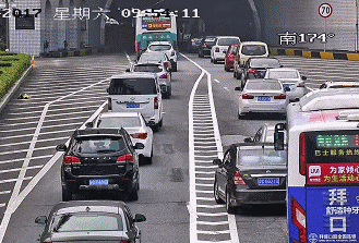 跨越导流线打尖插队,罚款300元、扣3分。