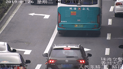 跨越实线打尖插队,罚款200元、扣3分