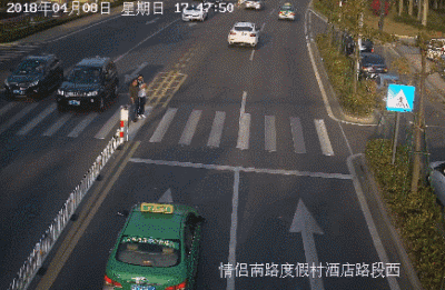 情侣南路度假村路段，粤T6××20白色小车被抓拍
