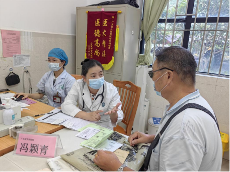 省医冯教授下沉社区带教义诊