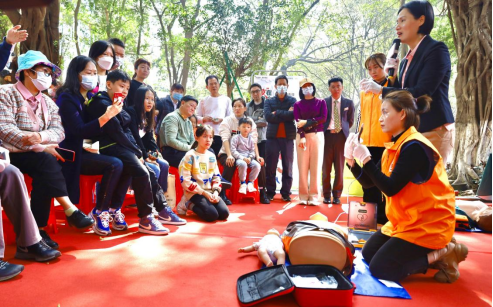 邻居们踊跃学习急救技能