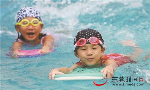 ■南城某小区，孩子们在泳池里戏水降温（资料图 郑琳东 摄）