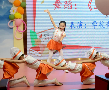 学生表演《厨乐无穷》