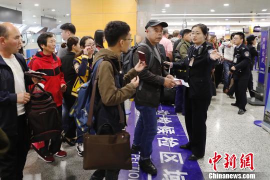 上海边检在浦东国际机场实行中国公民、外国人出境通关分区查验。　殷立勤　摄