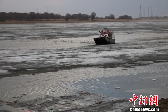 　　28日，黑龙江省一江心岛内的居民突发疾病，海事人员开展冰水两栖应急救援将病者送到市区就医。　李会　摄