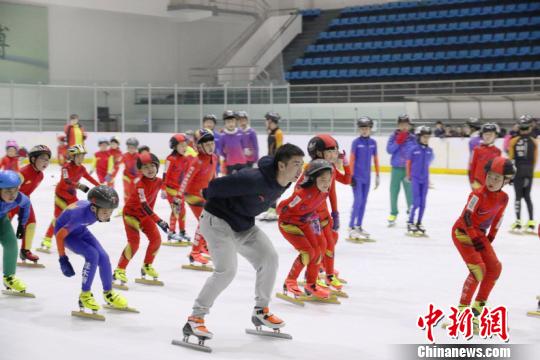 武大靖在教小速滑运动员滑冰(宋洋摄)
