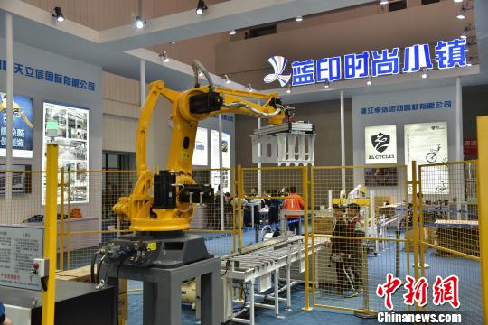 图为各种智能装备登台亮相。 范宇斌 摄